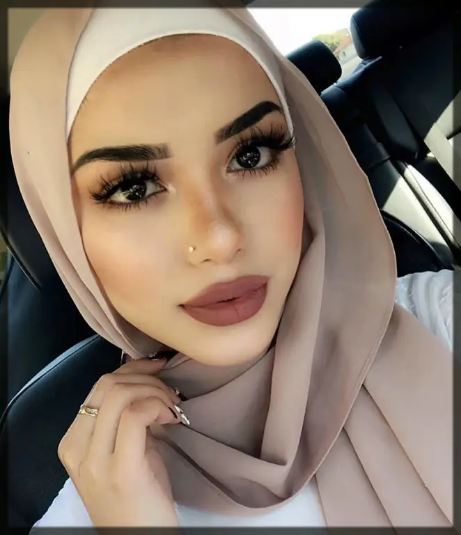 Berbagai gaya hijab dengan makeup natural