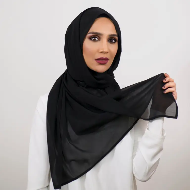 Berbagai inspirasi gaya hijab dengan black dress