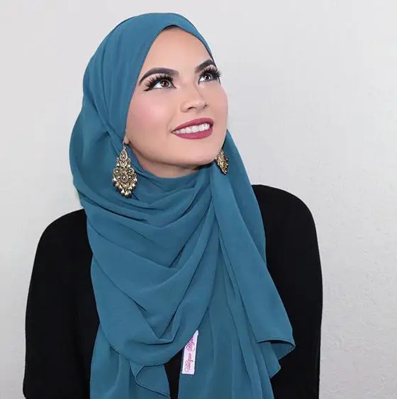 Cara menata hijab dengan hiasan kepala yang tepat