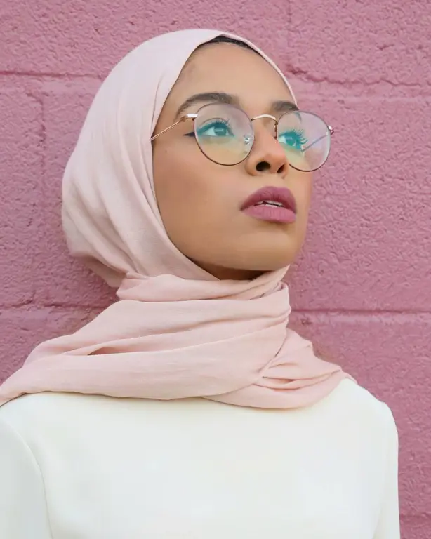 Fashion hijab dengan gaya kacamata