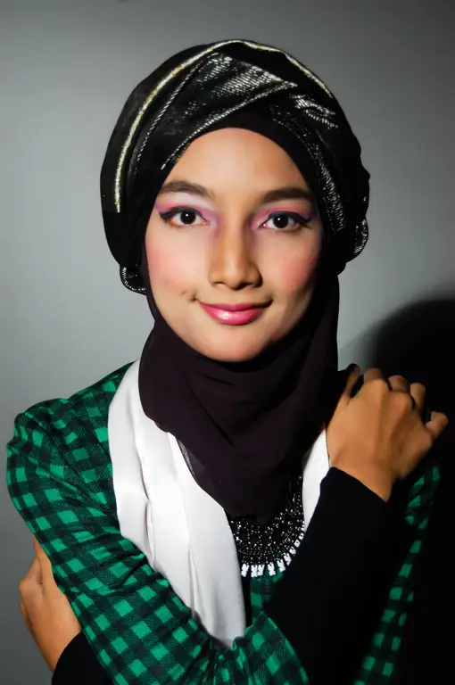 Wanita cantik mengenakan hijab dengan gaya terkini