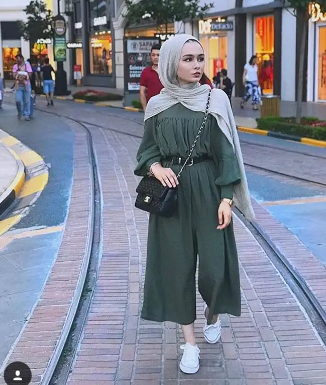 Gambar wanita berhijab dengan gaya fashion yang stylish dan modern