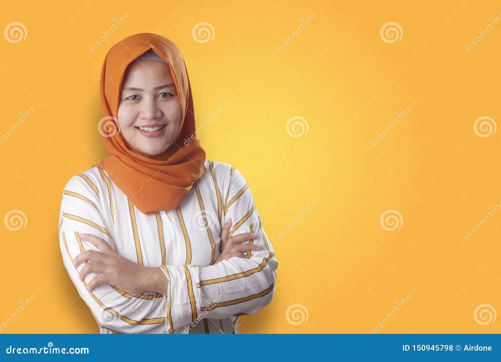 Gambar wanita berhijab tersenyum percaya diri