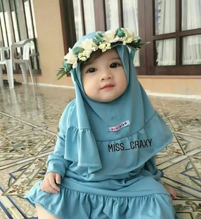 Bayi perempuan menggemaskan dengan berbagai gaya hijab