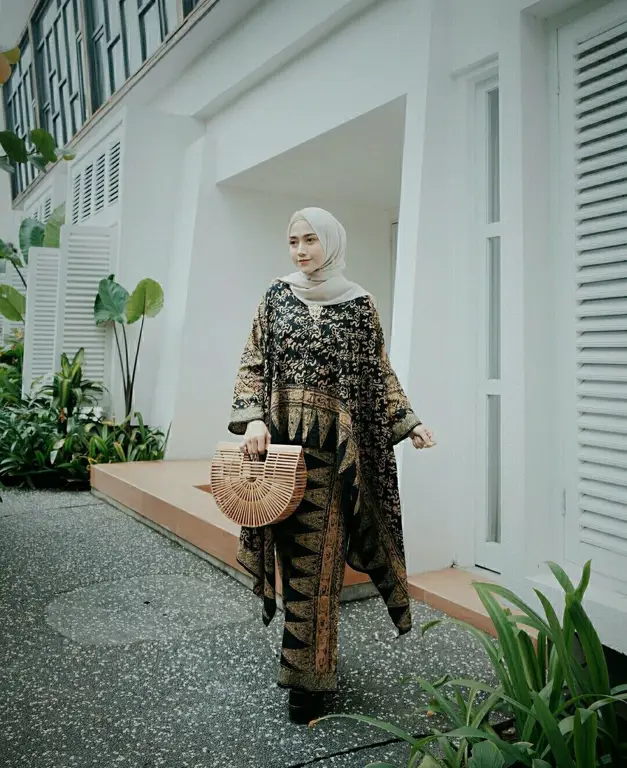 Berbagai gaya hijab dengan kebaya batik