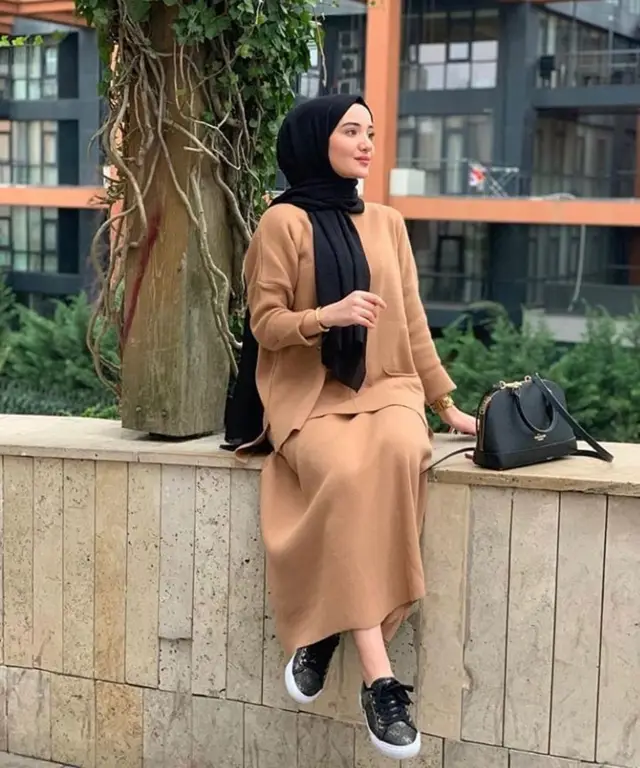 Aneka gaya hijab warna latte