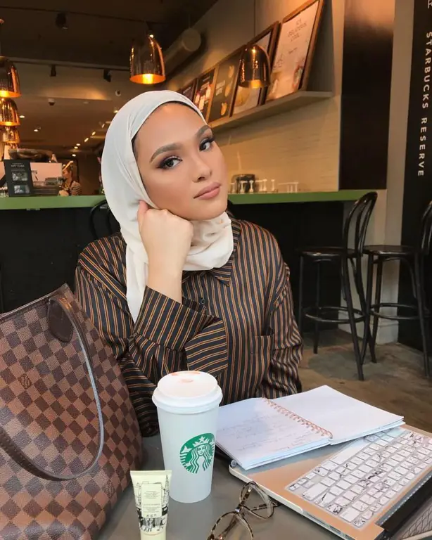 Berbagai model hijab warna latte yang stylish