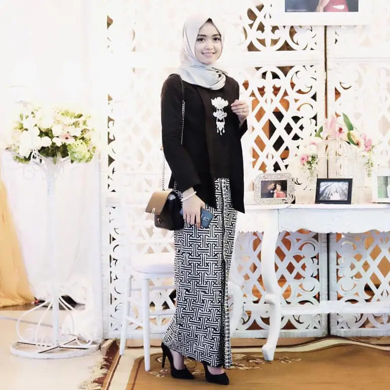 Contoh kombinasi kebaya kutu baru modern hijab yang stylish dan modern