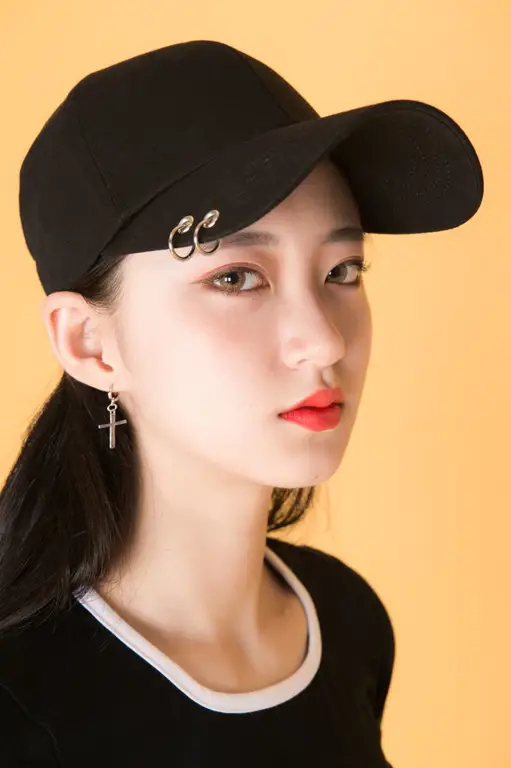 Wanita Korea yang sedang menggunakan berbagai model topi