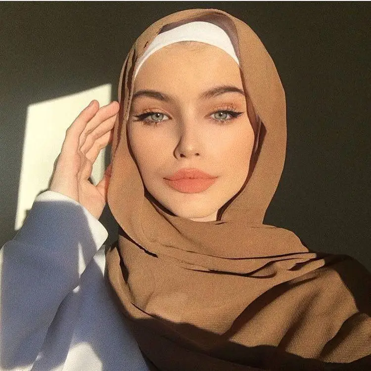 Foto wanita muda berhijab dengan gaya yang stylish