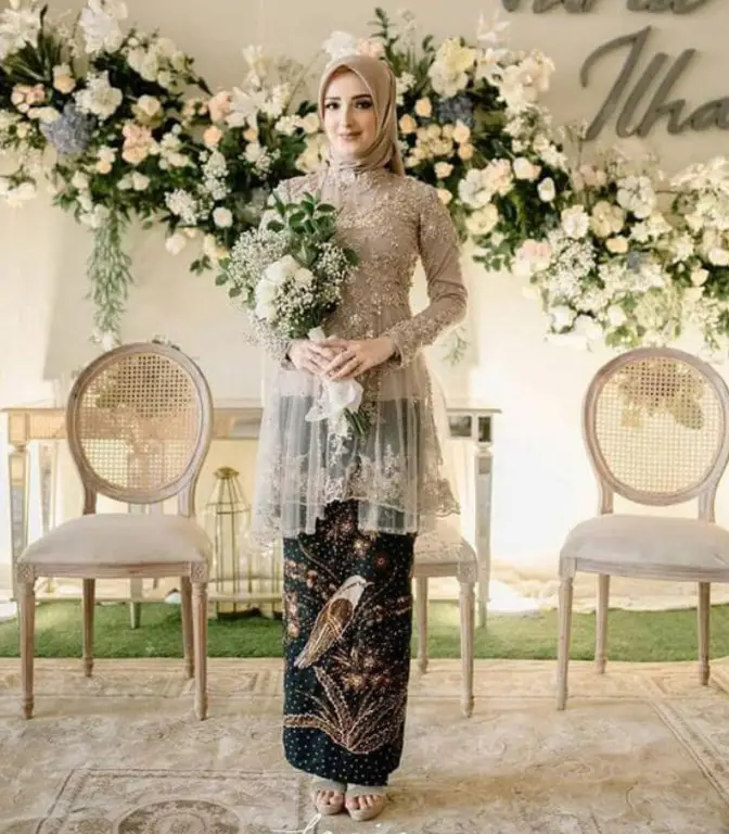 Model kebaya biru dongker modern dengan hijab