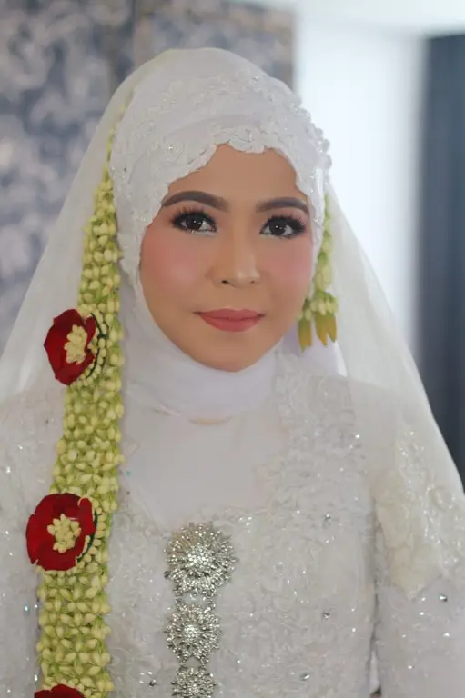 Berbagai model kebaya brokat hijab untuk acara spesial