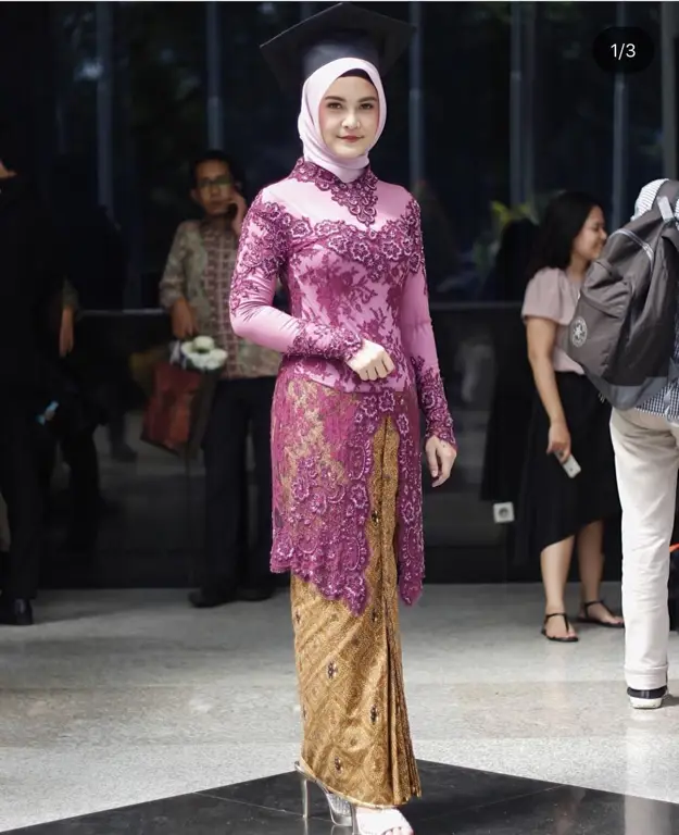 Beragam model kebaya brokat modern hijab untuk acara formal dan non formal