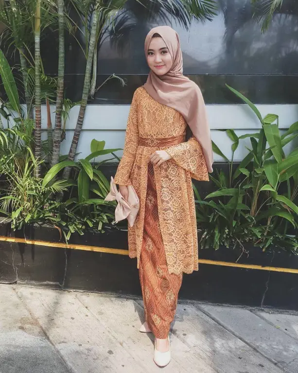 Beragam model kebaya brokat modern hijab