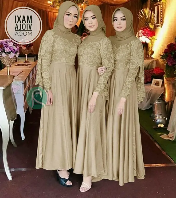 Model kebaya elegan untuk ibu yang berhijab