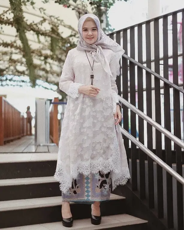 Berbagai model kebaya tunangan hijab modern yang elegan dan anggun.