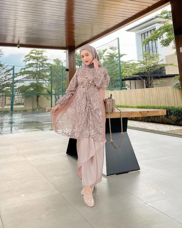 Model kebaya wisuda hijab simpel dan elegan