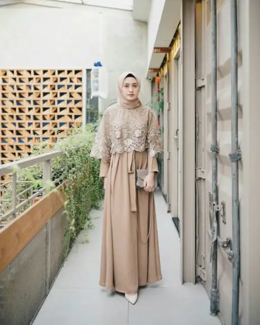 Berbagai model baju bridesmaid hijab simple dan elegan