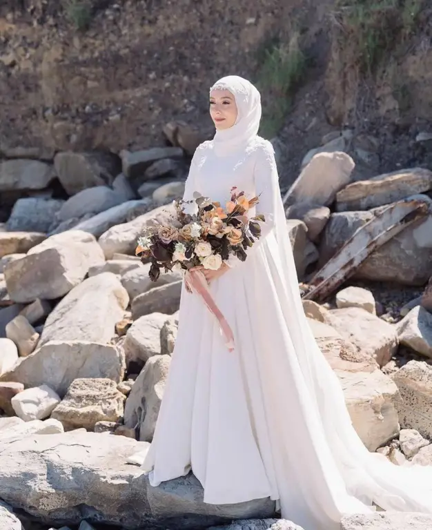 Berbagai model hijab sederhana dan elegan untuk pengantin Jawa