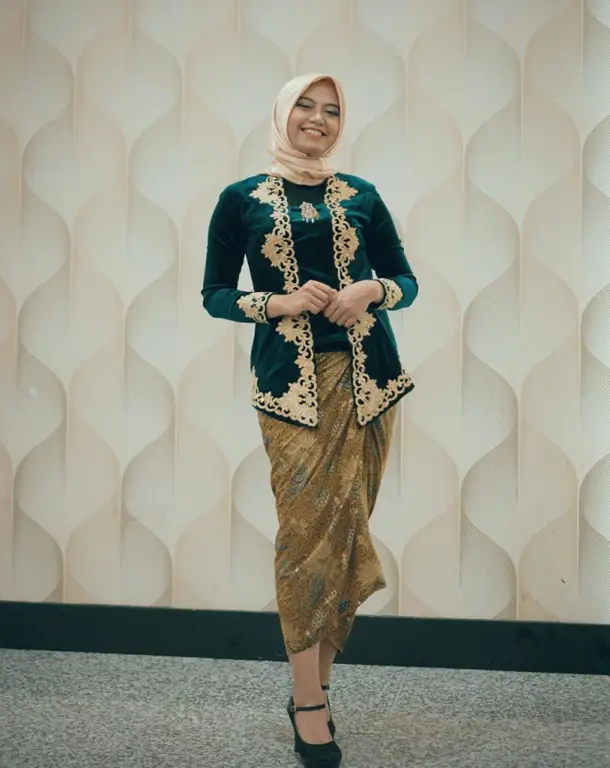 Contoh kebaya bludru modern hijab simpel dan elegan