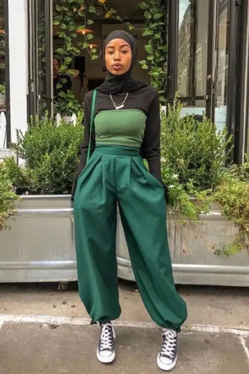 Wanita mengenakan baju crop top hijab yang stylish