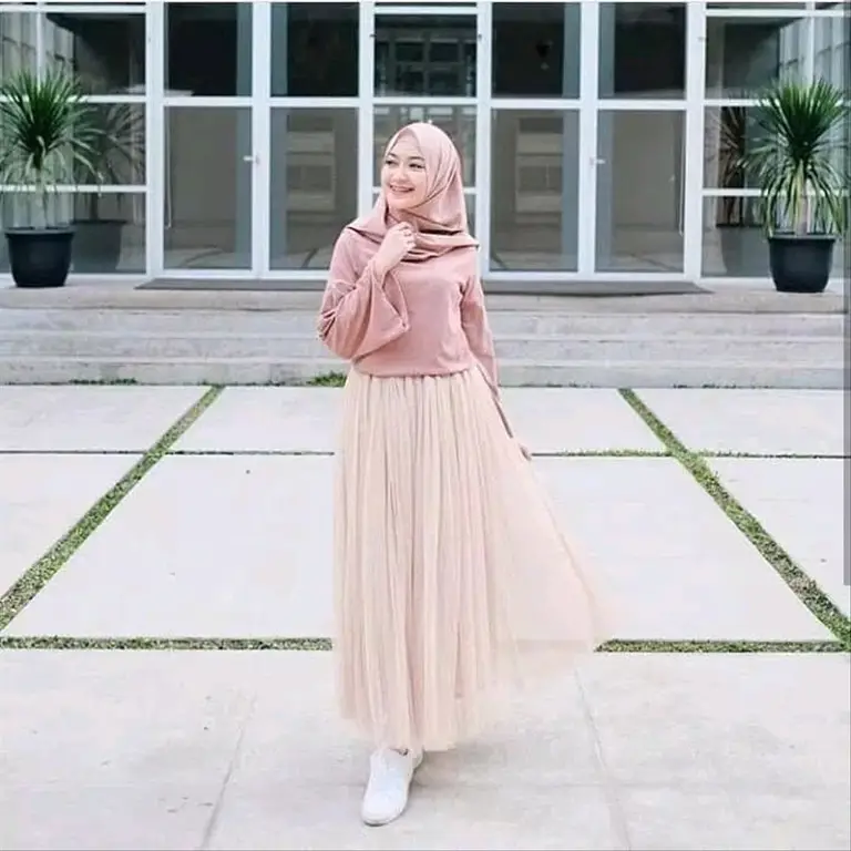 Inspirasi OOTD Hijab dan Rok ala Selebgram