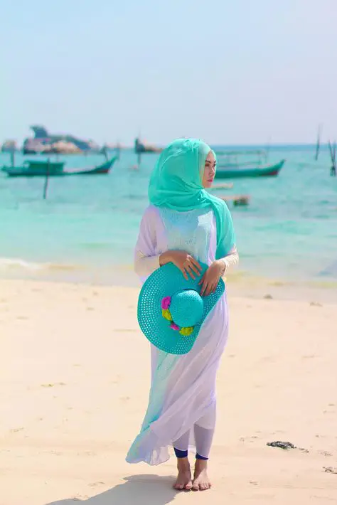 Berbagai model OOTD hijab di pantai