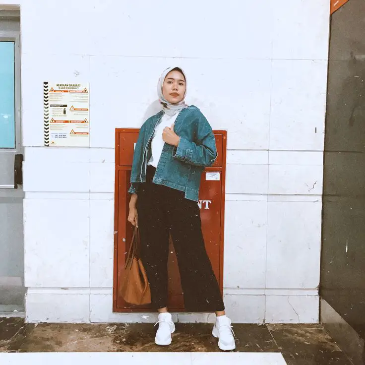 Wanita mengenakan hijab dan pakaian olahraga yang stylish.