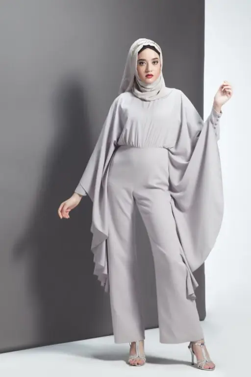 Berbagai gaya kombinasi baju kodok dan hijab