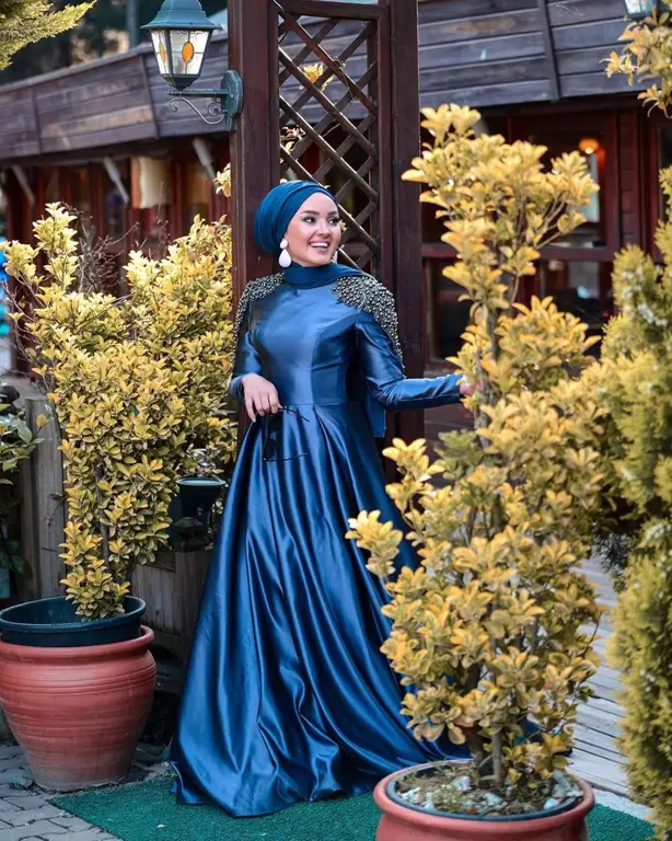 Berbagai inspirasi outfit formal wanita hijab yang stylish