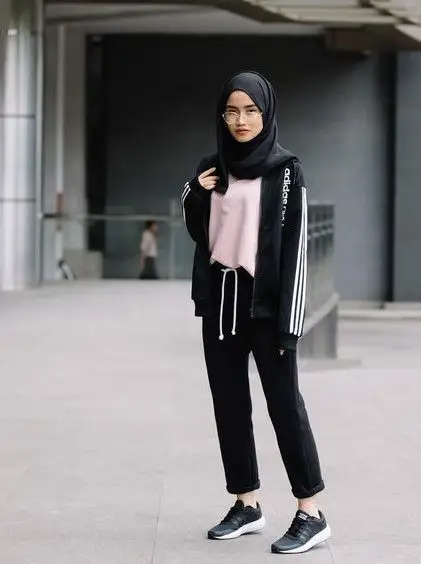 Wanita muda dengan outfit hijab stylish