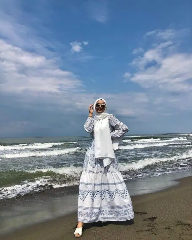 Gambar inspirasi fashion hijab pantai