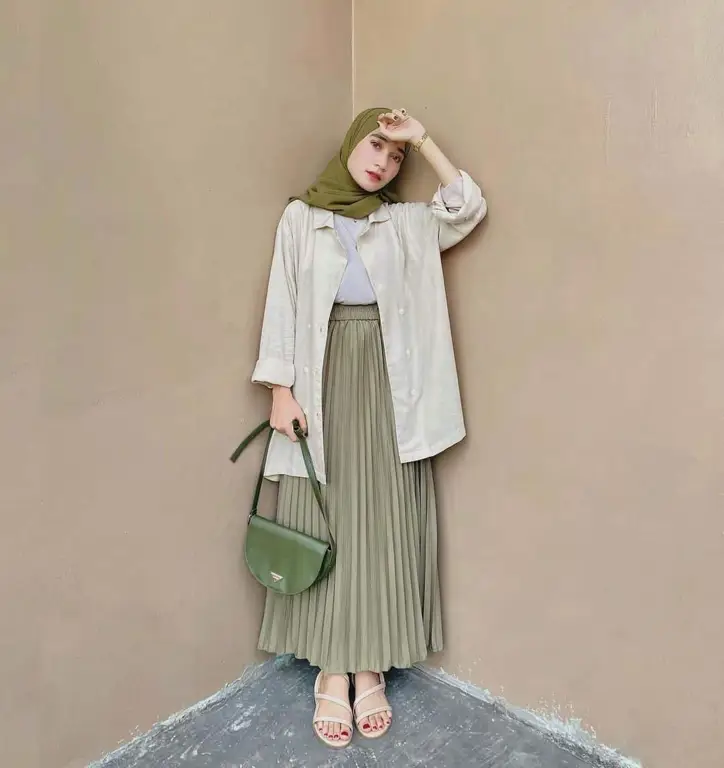 Wanita mengenakan outfit hijab rok yang stylish