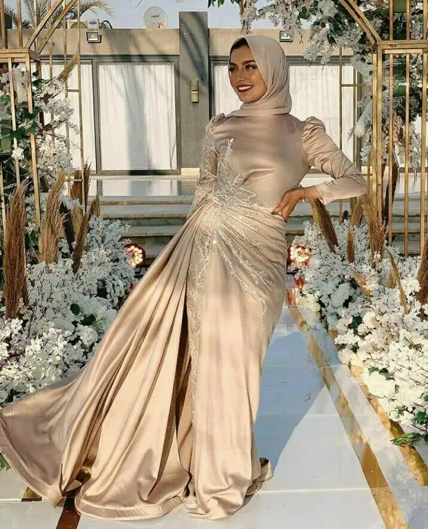 Wanita dengan outfit hijab elegan untuk acara formal