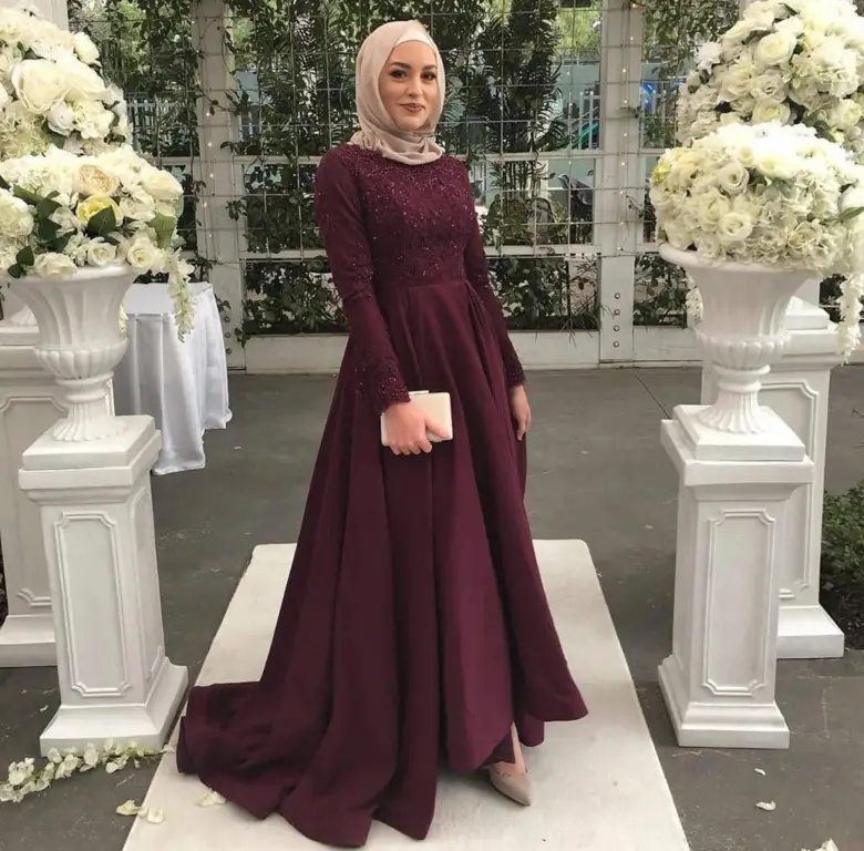 Contoh baju kondangan wanita hijab yang elegan