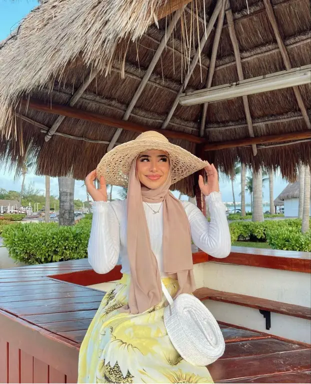 Beragam inspirasi gaya outfit pantai hijab