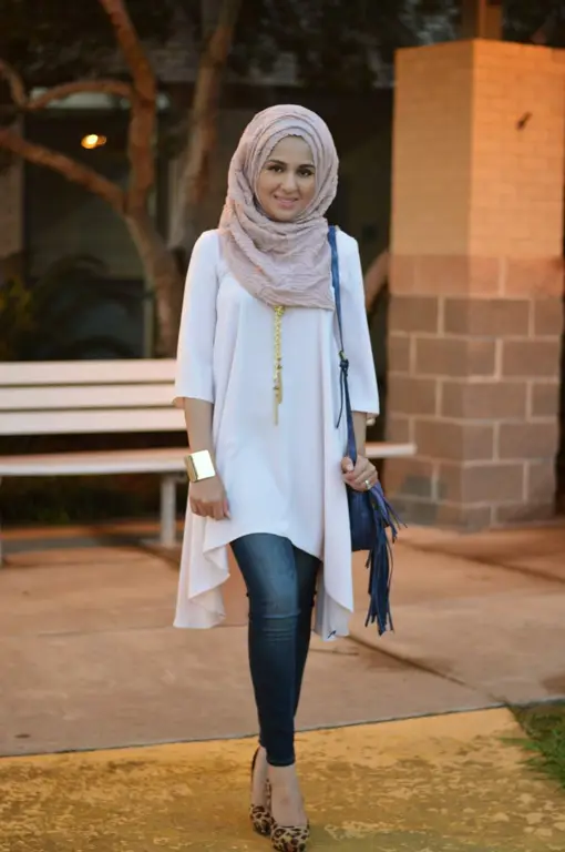 Berbagai inspirasi gaya hijab dengan rok jeans