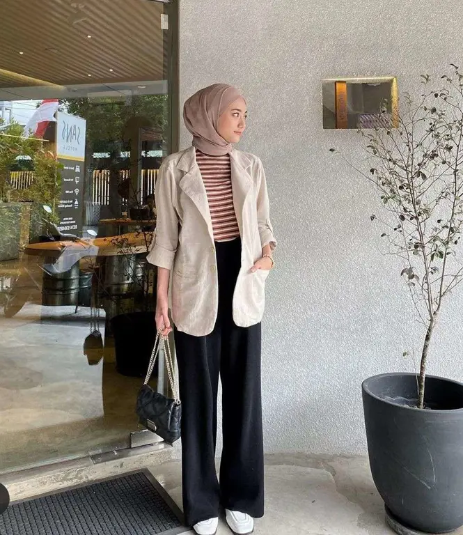 Wanita cantik mengenakan blazer dan hijab