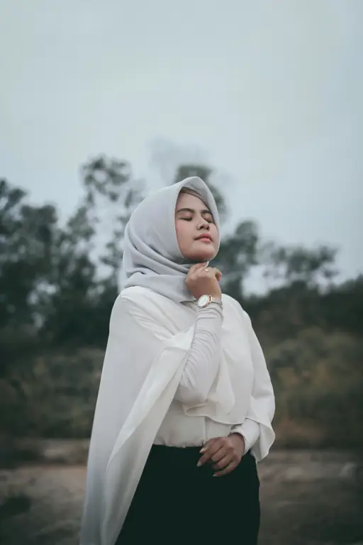 Contoh padu padan kaos lengan panjang dan hijab