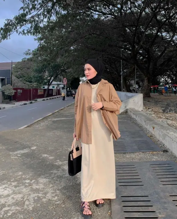 Wanita cantik memakai kemeja dan hijab