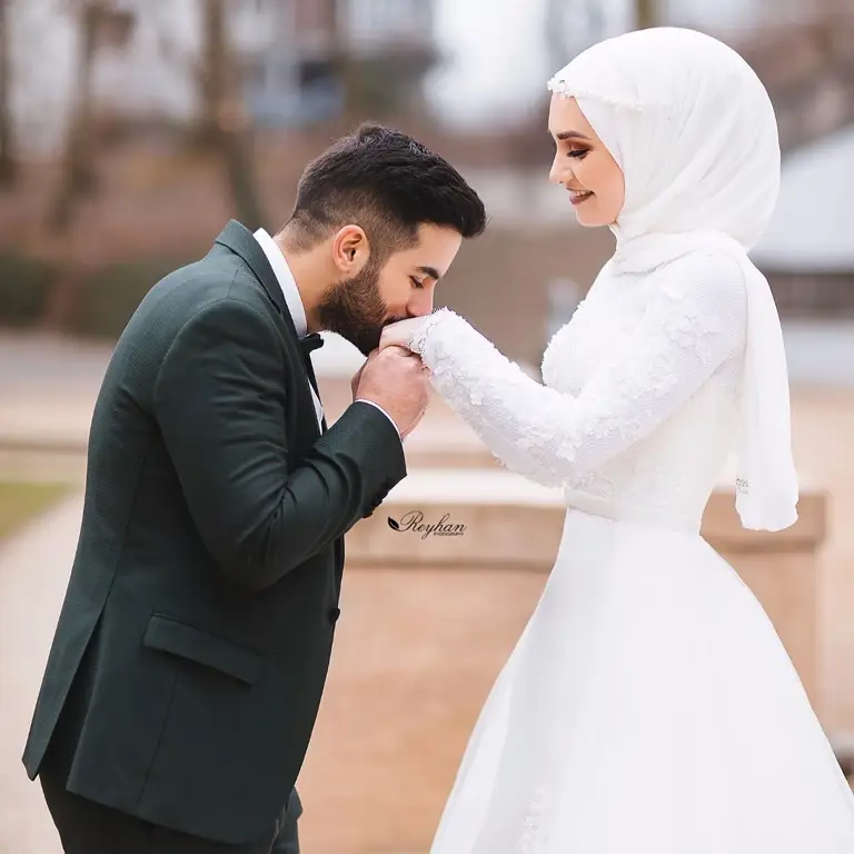 Berbagai pose foto buku nikah hijab yang cantik dan elegan