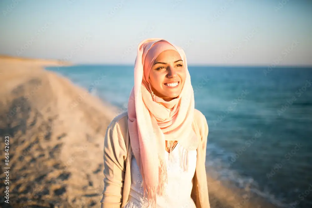 Berbagai pose wanita berhijab di pantai