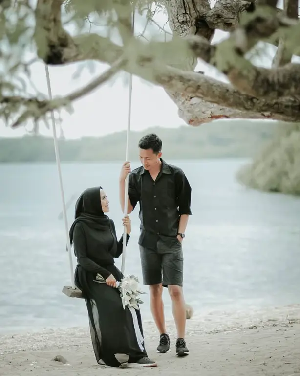 Pasangan prewedding dengan baju kasual hijab di lokasi outdoor