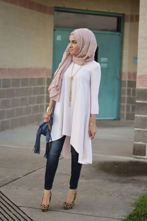 Inspirasi gaya berpakaian modest dengan rok jeans dan hijab