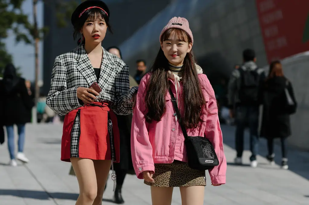 Gaya street style ala Korea yang kasual dan stylish