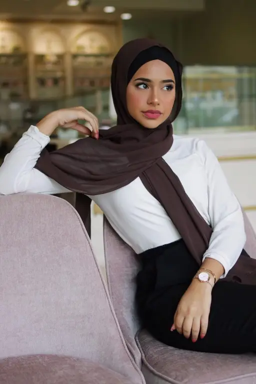 Wanita cantik mengenakan hijab stylish