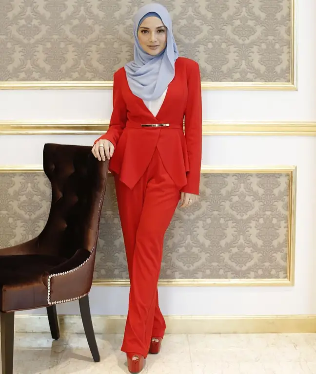 Contoh warna hijab yang berani dan mencolok