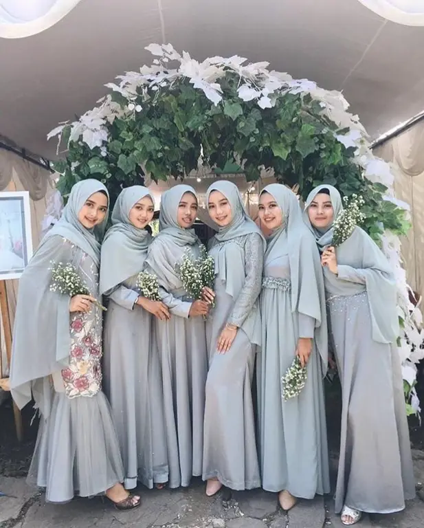 Beberapa bridesmaid mengenakan baju hijab dengan warna pastel yang lembut dan menawan