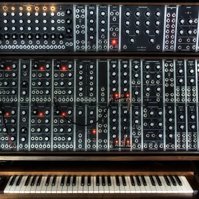 Gambar Synthesizer yang digunakan dalam pembuatan musik elektronik