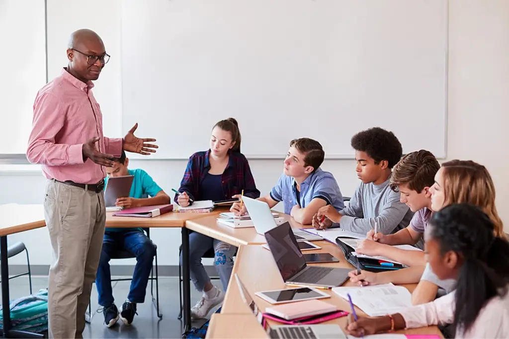 Gambar guru dan murid berinteraksi dalam suasana kelas yang positif